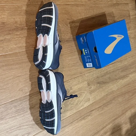 Brooks Women's 9.5 WIDE Gray and Navy Running Shoes - Picture 3 of 15